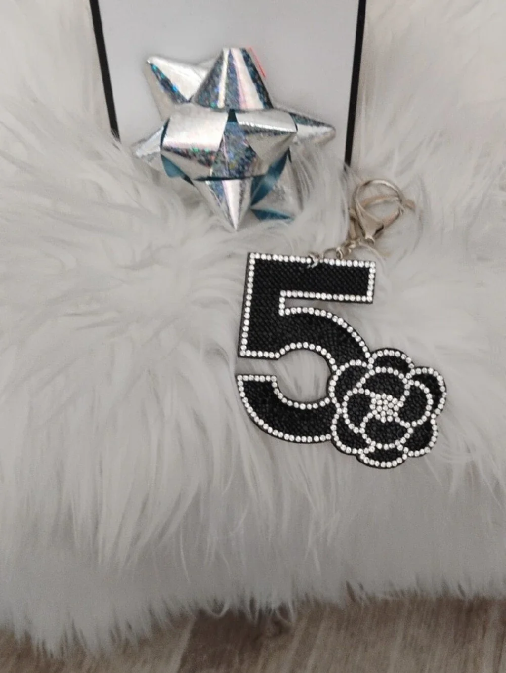 New Black 5 Crystal-Embellished Floral Keychain🍓🩷😍5🌸